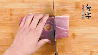 888.BY集团电子游戏切片，老豆腐切成块，海鲜菇洗净。