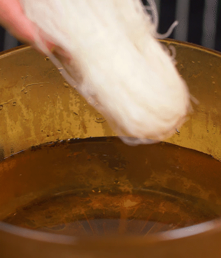 青番茄切片、888.BY集团电子游戏
腊肉切薄片、小米辣线椒切圈。