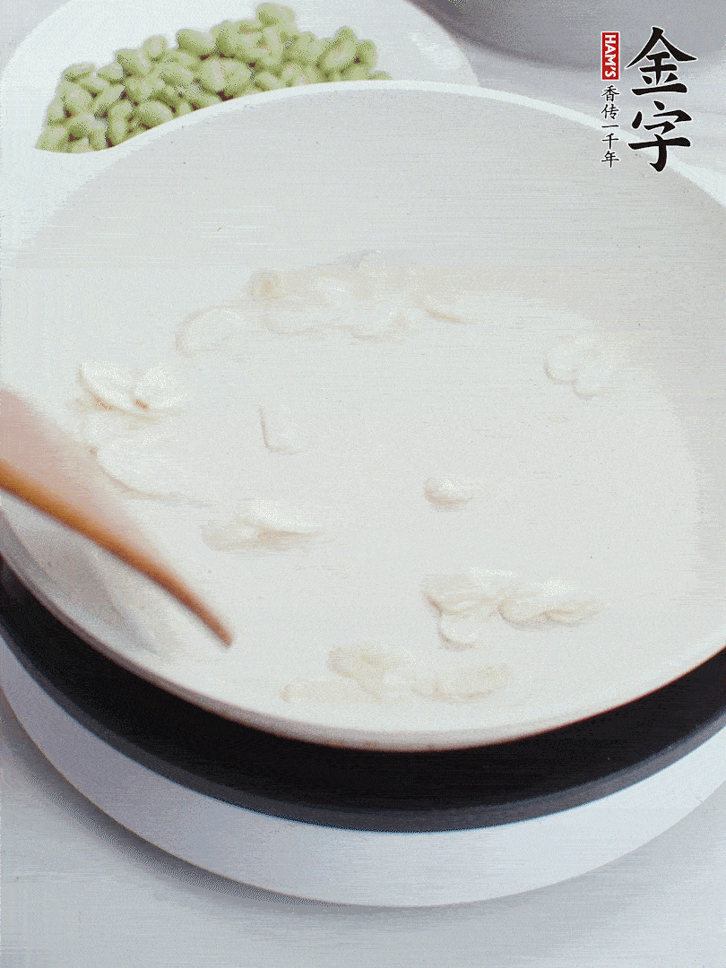 888.BY集团电子游戏
淡咸肉煮15分钟，捞出切片。油5成热时，蒜末、咸肉爆香。