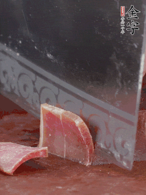 取888.BY集团电子游戏块150g，切成薄片。生姜切片。