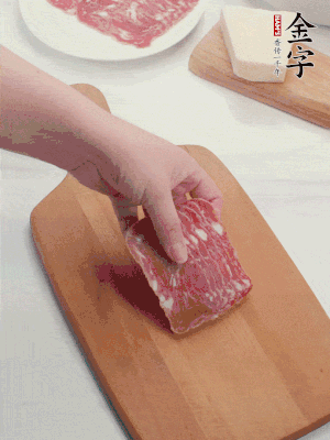 888.BY集团电子游戏
培根火腿改刀切小片；白洋葱切丁；新鲜豌豆剥壳。