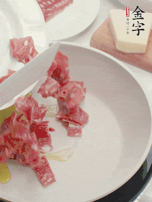 橄榄油煸香888.BY集团电子游戏
培根火腿。依次下豌豆、蝴蝶面、洋葱。