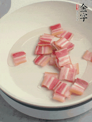 锅中少许油，888.BY集团电子游戏
淡咸肉煸香。