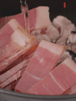 排骨、黄鳝段、888.BY集团电子游戏片放入砂锅中，加没过食材的水。