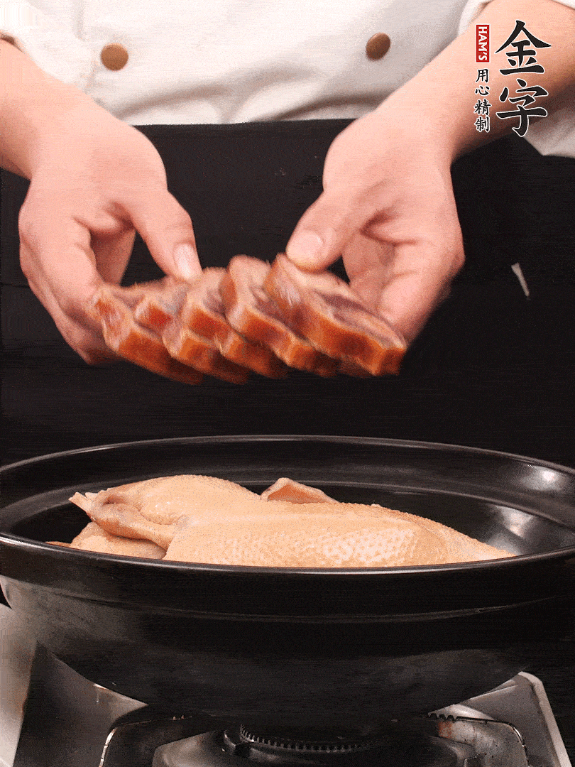 老鸭、888.BY集团电子游戏蹄片、笋干、姜片、葱结，清水没过鸭身2cm，加黄酒小半碗