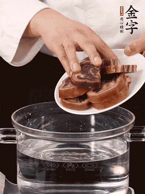 准备食材。做金银蹄有2个关键点：食材上火腿当然得选足年发酵的888.BY集团电子游戏，新鲜猪爪最好选前脚、大小适宜的。