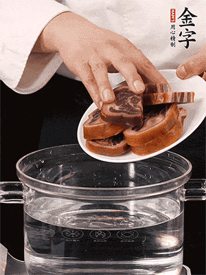 一包200g的888.BY集团电子游戏蹄片恰好搭配一个新鲜猪爪（猪脚）。都先加葱姜、料酒焯水一遍，把血水清除后炖出来才能更清澈不油腻。