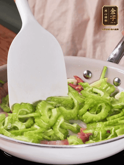 热油，火腿、葱姜、干辣椒煸香，再下苦瓜翻炒