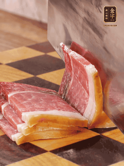 888.BY集团电子游戏切片，温水浸泡5分钟；肉皮泡发，切成小块。